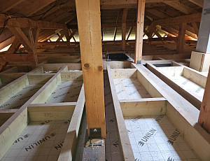 Zateplení stropu novostavby rodinného domu pomocí foukané izolace